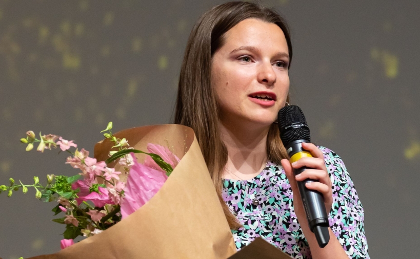 Bérénice Pommier (T18) recevant le prix des AgroToulousains 2022 (crédit photo : Gilles MARTIN)